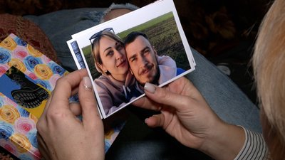 Три уламки в нозі та один — під оком: дружина полоненого морпіха, яка евакуювалась на Рівненщину, чекає його повернення Три уламки в нозі та один — під оком: дружина полоненого морпіха, яка евакуювалась на Рівненщину, чекає його повернення