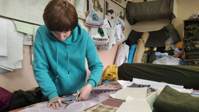 Теплий одяг та амуніцію для військових виготовляють у волонтерському центрі "Житомирські калинки" Теплий одяг та амуніцію для військових виготовляють у волонтерському центрі "Житомирські калинки"