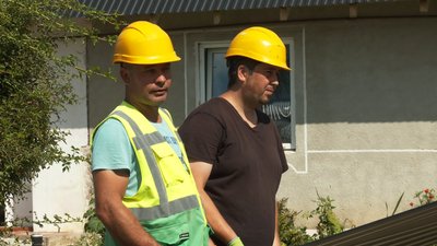 Волонтери відновлюють будинок сім'ї Балабаників, сина яких вбила російська ракета Волонтери відновлюють будинок сім'ї Балабаників, сина яких вбила російська ракета