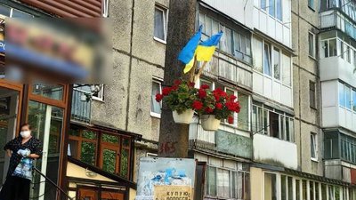 На Прикарпатті троє хлопців напідпитку поцупили з електроопори два прапори