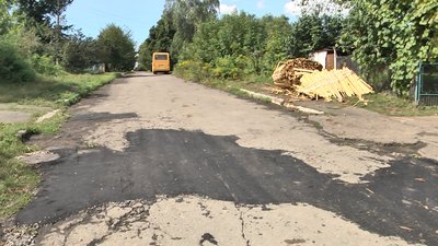 У селі на Волині асфальт після ямкового ремонту від дороги можна відірвати руками У селі на Волині асфальт після ямкового ремонту від дороги можна відірвати руками