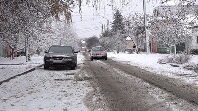 Перший сніг: як чистили дороги в Черкасах та по області Перший сніг: як чистили дороги в Черкасах та по області