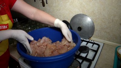 140 банок за чотири дні: житомирянка Олена Козак готує та передає військовим тушкованку 140 банок за чотири дні: житомирянка Олена Козак готує та передає військовим тушкованку