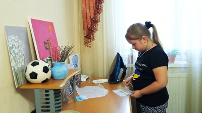 Патріотичні брошки та букети з лаванди: у Вінниці 8-річна дівчинка збирає гроші на дрон захисникам