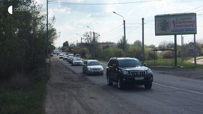 Харків'яни їдуть за місто — на виїзді утворився затор Харків'яни їдуть за місто — на виїзді утворився затор