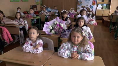 Після першого дзвоника першокласники ідуть на свій перший урок Після першого дзвоника першокласники ідуть на свій перший урок