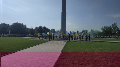 У Краматорську підняли найбільший в області держаний прапор У Краматорську підняли найбільший в області держаний прапор