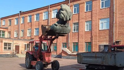 В Олександрії на Кіровоградщині демонтували погруддя Максима Горького В Олександрії на Кіровоградщині демонтували погруддя Максима Горького