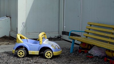 "З пластика людей мають витягнути". Чому переселенці сім років живуть у модульних містечках "З пластика людей мають витягнути". Чому переселенці сім років живуть у модульних містечках