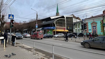 Повалені дерева та зірваний дах. Які наслідки негоди на Буковині Повалені дерева та зірваний дах. Які наслідки негоди на Буковині