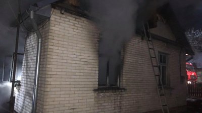 На Волині з палаючого будинку врятували двох пенсіонерів