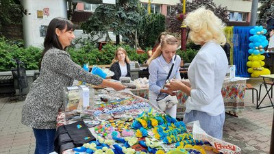 Збирали гроші для ЗСУ. В Івано-Франківську відбувся благодійний ярмарок "Save Ukraine" Збирали гроші для ЗСУ. В Івано-Франківську відбувся благодійний ярмарок "Save Ukraine"