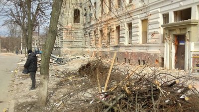"Кожен робив те, що бачив": як у Харкові волонтери розчищають майдан Героїв Небесної Сотні "Кожен робив те, що бачив": як у Харкові волонтери розчищають майдан Героїв Небесної Сотні
