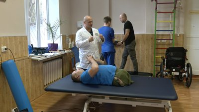 "Запротезуватися у мене один шанс": боєць Олександр Ботюк із ДШВ реабілітується у Полтаві "Запротезуватися у мене один шанс": боєць Олександр Ботюк із ДШВ реабілітується у Полтаві