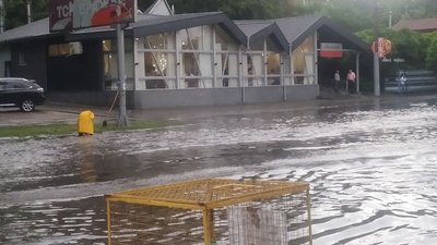 Чому після дощу "тоне" частина вулиці Гагаріна в Черкасах