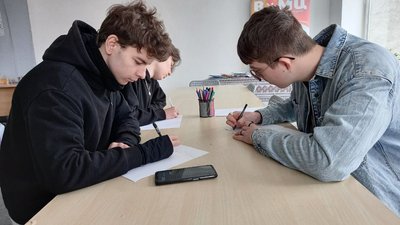 У десяти громадах Волині зібрали тисячу листів від дітей і молоді для військових