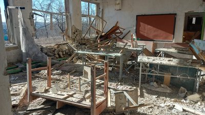 Наслідки обстрілів у початковій школі у Макаровому. Січень 2023 року