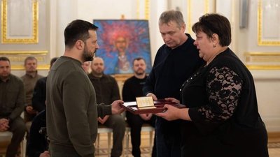Батьки загиблого українського військового з Луганщини отримали "Золоту зірку" Батьки загиблого українського військового з Луганщини отримали "Золоту зірку"