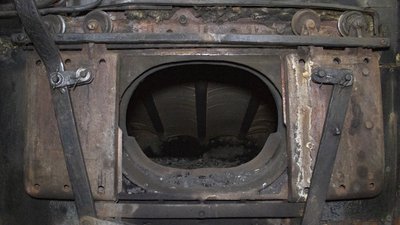 Топка, в яку кидають вугілля, розташована у кабіні машиніста Топка, в яку кидають вугілля, розташована у кабіні машиніста