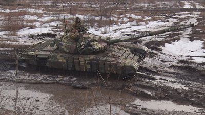 У снігу та багнюці. На Луганщині українські танкісти вдосконалювали свої навички У снігу та багнюці. На Луганщині українські танкісти вдосконалювали свої навички