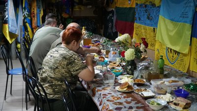 "Поранених, воїнів, медиків – усіх безкоштовно годуємо". Репортаж з придорожнього кафе на Дніпропетровщині "Поранених, воїнів, медиків – усіх безкоштовно годуємо". Репортаж з придорожнього кафе на Дніпропетровщині