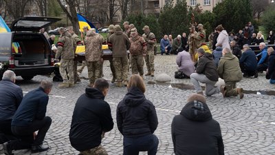В Ужгороді попрощалися із полеглим захисником Олексієм Хотіним В Ужгороді попрощалися із полеглим захисником Олексієм Хотіним