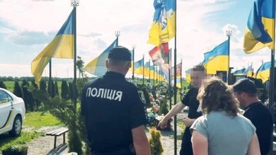 Правоохоронці під час проведення розшукових заходів на міському кладовищі в Шепетівці