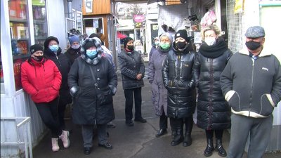 Луцькі ринки працюють з обмеженнями. Хто перевіряє дотримання карантинних правил Луцькі ринки працюють з обмеженнями. Хто перевіряє дотримання карантинних правил