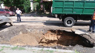 На самопливному каналізаційному колекторі в Миколаєві сталося провалля На самопливному каналізаційному колекторі в Миколаєві сталося провалля