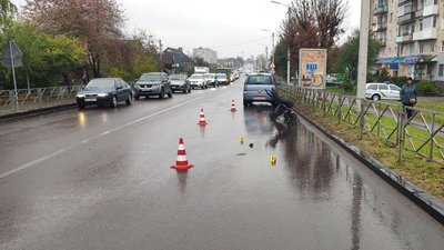 На Рівненщині авто збило візок з немовлям. Дитина не випала завдяки паску безпеки