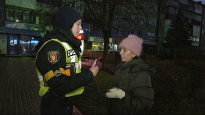 У Луцьку поліцейські штрафують пішоходів без світловідбивачів