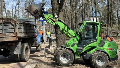 Прибирають побутове сміття та листя: в Ірпені жителі долучилися до весняної толоки Прибирають побутове сміття та листя: в Ірпені жителі долучилися до весняної толоки