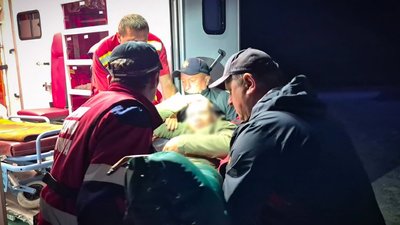 Упав зі скелі: на Закарпатті рятувальники допомогли туристу