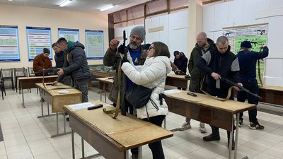 "Якщо щось трапиться, хотілося б бути корисним". В Одесі відкрили курси бойової підготовки
