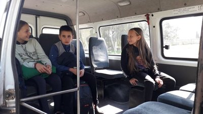 Під Сумами дітей возять до школи маршруткою замість шкільного автобуса