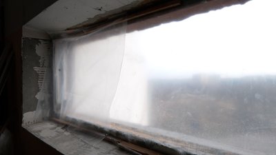 У Чернігові 18 багатоповерхівок, які постраждали від обстрілів росіян, досі стоять без вікон У Чернігові 18 багатоповерхівок, які постраждали від обстрілів росіян, досі стоять без вікон