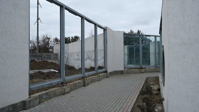 "Працюємо в темпі": як у вінницькому зоопарку зводять зимівник та вольєри для тварин