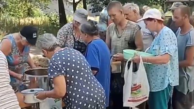 В окупованому Маріуполі жителі стоять у чергах за водою та їжею