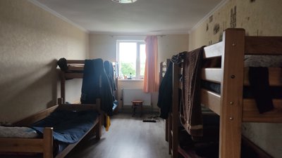 У селі поблизу Житомира родина священника на власному обійсті прихистила три сім'ї переселенців У селі поблизу Житомира родина священника на власному обійсті прихистила три сім'ї переселенців