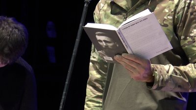 Павло Вишебаба виступає на своєму поетичному вечорі у Дніпрі, 17 березня 2023 року /Фото: Суспільне Донбас Павло Вишебаба виступає на своєму поетичному вечорі у Дніпрі, 17 березня 2023 року /Фото: Суспільне Донбас