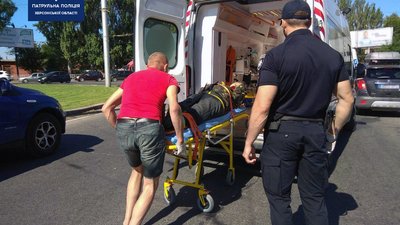 У середмісті Херсона автівка збила мотоцикліста У середмісті Херсона автівка збила мотоцикліста