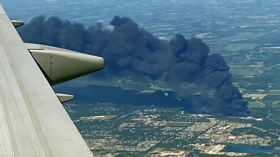 Кілометровий стовп диму. На хімічному заводі в США спалахнула пожежа Кілометровий стовп диму. На хімічному заводі в США спалахнула пожежа