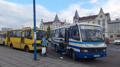 Приміська маршрутка на зупинці у Львові Приміська маршрутка на зупинці у Львові