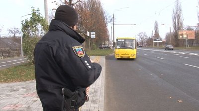 У Черкасах перевіряють COVID-сертифікати в транспорті У Черкасах перевіряють COVID-сертифікати в транспорті