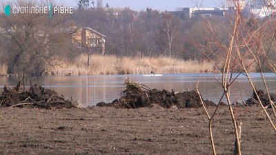 Робота кипить: на місці майбутньої "Оствиці" готують ґрунт під траву Робота кипить: на місці майбутньої "Оствиці" готують ґрунт під траву