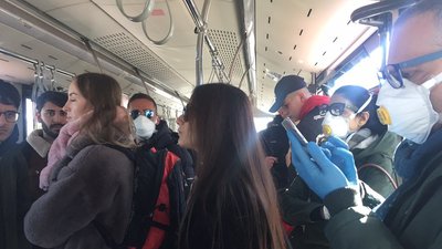 Деякі пасажири в аеропорту Бергамо носили не тільки маски, але й гумові рукавички Деякі пасажири в аеропорту Бергамо носили не тільки маски, але й гумові рукавички