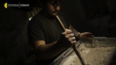 Польський пекар випікає хліб в Бучі Польський пекар випікає хліб в Бучі