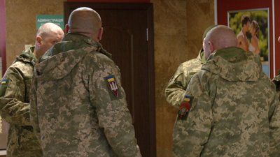 Черкаським тероборонцям показали "Довбуша" Черкаським тероборонцям показали "Довбуша"