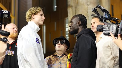 Даніель Лапін (ліворуч) на церемонії зважування перед боєм Усик - Верховен