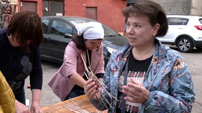 У Рівному плели з паперу, щоб залучити до виготовлення маскувальних сіток У Рівному плели з паперу, щоб залучити до виготовлення маскувальних сіток